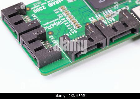 Schließen Sie den Serial-ATA-(SATA-)Anschluss auf der RAID-Controller-Platine. SATA ist eine Schnittstelle für die Übertragung von Daten zwischen einer Systemplatine und einem Massenspeichergerät Stockfoto