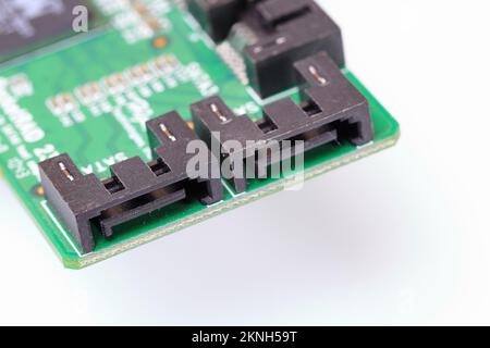 Schließen Sie den Serial-ATA-(SATA-)Anschluss auf der RAID-Controller-Platine. SATA ist eine Schnittstelle für die Übertragung von Daten zwischen einer Systemplatine und einem Massenspeichergerät Stockfoto