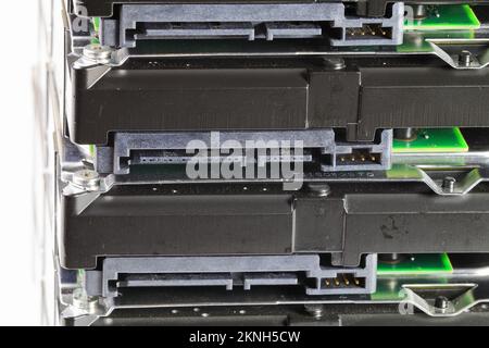 Stapel oder Stapel von Festplatten, SSHD-Hybrid-Festplattenlaufwerke 3,5' Standardprofil werden auf SATA-Schnittstelle angezeigt, isoliert auf weißem Hintergrund Stockfoto