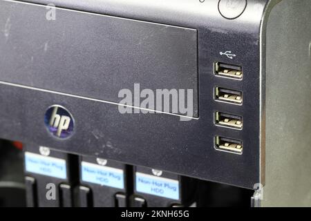 Schließen Sie die USB-Anschlüsse an der Vorderseite des Computerservers. Stockfoto