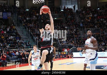 Bologna, Italien. 27.. November 2022. Niccolo Mannion (Segafredo Virtus Bologna) während des italienischen Basketballspiels Segafredo Virtus Bologna vs.. NBB Happy Casa Brindisi - Bologna, 27. November 2022 im Paladozza Sportpalast Credit: Independent Photo Agency/Alamy Live News Stockfoto