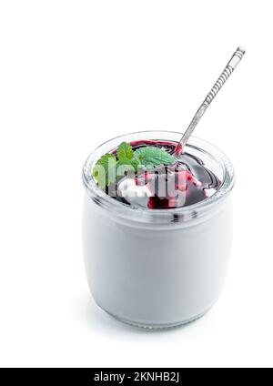 Frischer, hausgemachter Bio-Joghurt mit Blaubeermarmelade in einem Glasgefäß, isoliert auf Weiß Stockfoto