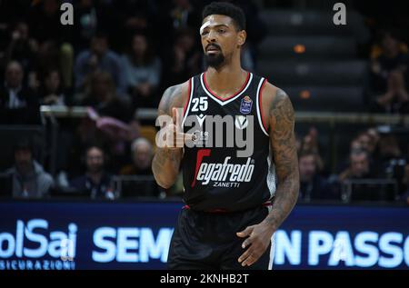 Bologna, Italien. 27.. November 2022. Jordan Mickey (Segafredo Virtus Bologna) während des italienischen Basketballspiels Segafredo Virtus Bologna vs.. NBB Happy Casa Brindisi - Bologna, 27. November 2022 im Paladozza Sportpalast Credit: Independent Photo Agency/Alamy Live News Stockfoto