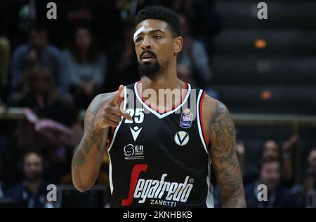 Bologna, Italien. 27.. November 2022. Jordan Mickey (Segafredo Virtus Bologna) während des italienischen Basketballspiels Segafredo Virtus Bologna vs.. NBB Happy Casa Brindisi - Bologna, 27. November 2022 im Paladozza Sportpalast Credit: Independent Photo Agency/Alamy Live News Stockfoto