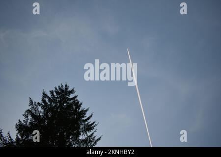 Winteruntergang in den österreichischen Alpen, während das Flugzeug überfliegt Stockfoto