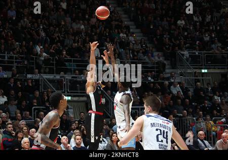 Bologna, Italien. 27.. November 2022. Kyle Weems (Segafredo Virtus Bologna) während des italienischen Basketballspiels Segafredo Virtus Bologna vs. NBB Happy Casa Brindisi - Bologna, 27. November 2022 im Paladozza Sportpalast Credit: Independent Photo Agency/Alamy Live News Stockfoto