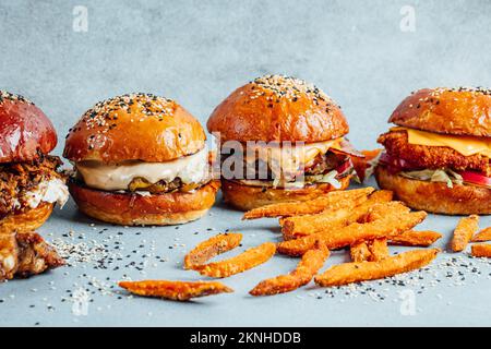 Die klassischen Burger auf hellem Hintergrund mit Pommes Frites Stockfoto