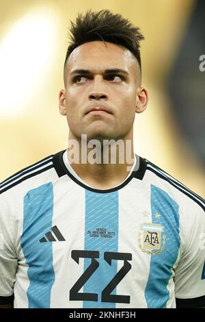 LUSAIL, KATAR - NOVEMBER 26: Der argentinische Spieler Lautaro Martínez singt am 26. November 2022 in Lusail, Katar, die Nationalhymne vor dem FIFA-Weltmeisterschaftsspiel 2022 Gruppe C zwischen Argentinien und Mexiko. (Foto: Florencia Tan Jun/PxImages) Stockfoto