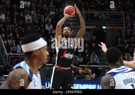 Jordan Mickey (Segafredo Virtus Bologna) während des italienischen Basketball-Meisterschaftsspiels Segafredo Virtus Bologna vs. NBB Happy Casa Brindisi - Bologna, 27. November 2022 im Sportpalast Paladozza Stockfoto