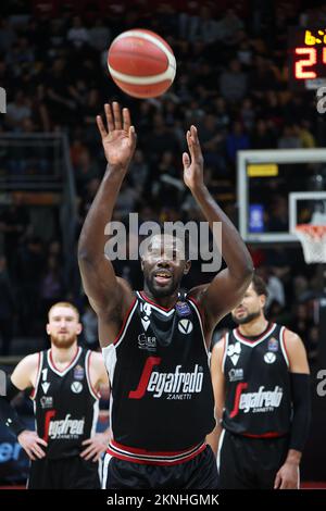 Bologna, Italien. 27.. November 2022. Mouhammadou Jaiteh (Segafredo Virtus Bologna) während des italienischen Basketballspiels Segafredo Virtus Bologna vs. NBB Happy Casa Brindisi - Bologna, 27. November 2022 im Paladozza Sportpalast Credit: Independent Photo Agency/Alamy Live News Stockfoto