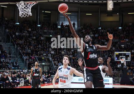 Bologna, Italien. 27.. November 2022. Mouhammadou Jaiteh (Segafredo Virtus Bologna) während des italienischen Basketballspiels Segafredo Virtus Bologna vs. NBB Happy Casa Brindisi - Bologna, 27. November 2022 im Paladozza Sportpalast Credit: Independent Photo Agency/Alamy Live News Stockfoto