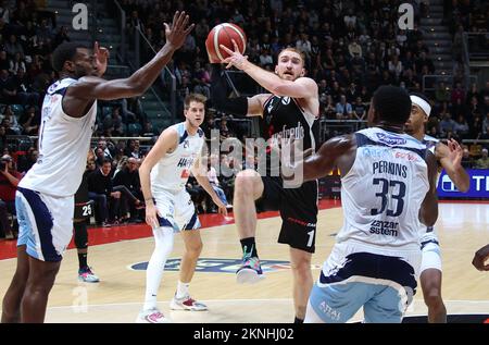 Bologna, Italien. 27.. November 2022. Niccolo Mannion (Segafredo Virtus Bologna) während des italienischen Basketballspiels Segafredo Virtus Bologna vs.. NBB Happy Casa Brindisi - Bologna, 27. November 2022 im Paladozza Sportpalast Credit: Independent Photo Agency/Alamy Live News Stockfoto
