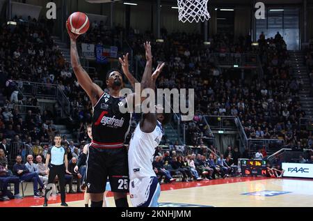 Bologna, Italien. 27.. November 2022. Jordan Mickey (Segafredo Virtus Bologna) während des italienischen Basketballspiels Segafredo Virtus Bologna vs.. NBB Happy Casa Brindisi - Bologna, 27. November 2022 im Paladozza Sportpalast Credit: Independent Photo Agency/Alamy Live News Stockfoto