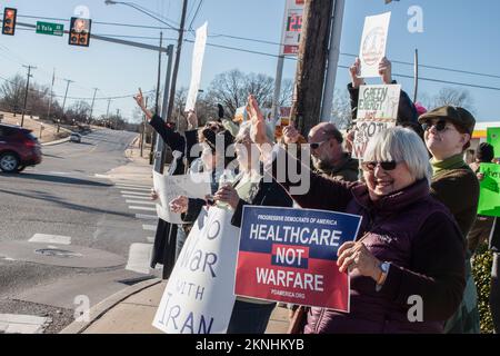 01-04-2020 Tulsa USA friedliche Anti-Kriegs-Demonstranten mit Lächeln und Schildern, die Passanten an der Straßenecke winken. Stockfoto