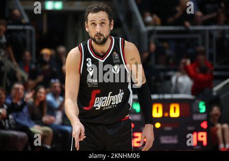 Bologna, Italien. 27.. November 2022. Marco Belinelli (Segafredo Virtus Bologna) während des italienischen Basketballspiels Segafredo Virtus Bologna vs.. NBB Happy Casa Brindisi - Bologna, 27. November 2022 im Paladozza Sportpalast Credit: Independent Photo Agency/Alamy Live News Stockfoto