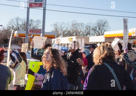 01-04-2020 Demonstranten aus Tulsa USA halten Schilder an der Straßenecke hoch Stockfoto