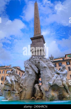 Stadtblick auf Rom, Italien: Brunnen der vier Flüsse (Fontana dei Quattro Fiumi) mit einem ägyptischen Obelisken auf dem Navon-Platz (Piazza Navona). Stockfoto