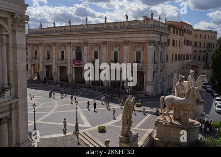 Rom, Italien - 22. September 2022 - Kapitolsplatz (Piazza del Campidoglio) auf dem Kapitolshügel an einem sonnigen späten Sommernachmittag Stockfoto