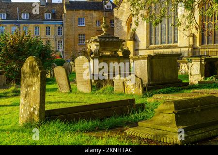 Cirencester, Großbritannien - 17. Oktober 2022: Blick auf die Kirche St. John der Täufer und sein Hoffriedhof in Cirencester, die Cotswolds-Region, England, Stockfoto