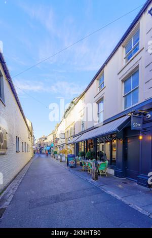 Cirencester, Großbritannien - 17. Oktober 2022: Straßenansicht mit lokalen Unternehmen, Einheimischen und Besuchern in Cirencester, Region Cotswolds, England, Großbritannien Stockfoto