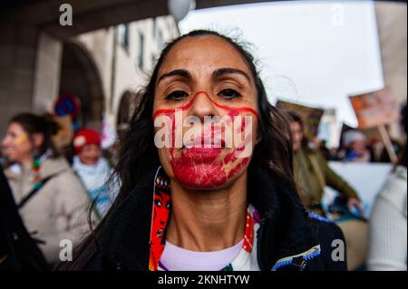 Man sieht eine Frau mit einer roten Hand im Gesicht, die ihren Mund während der Demonstration bedeckt. Zum sechsten Mal in Folge fordern die von der Plattform Mirabal Belgium föderierten zivilgesellschaftlichen Verbände eine neue nationale Demonstration zur Bekämpfung der Gewalt gegen Frauen und zur Ermutigung der Behörden, ihre Verantwortung im Kampf gegen die Gewalt gegen Frauen in vollem Umfang wahrzunehmen. In Belgien sind seit 2017 152 Frauen gestorben, und im Jahr 2022 waren es bisher 20. Tausende von Menschen versammelten sich im Zentrum von Brüssel, um an diesem Tag ein starkes Signal für die Beseitigung der Geige zu senden Stockfoto