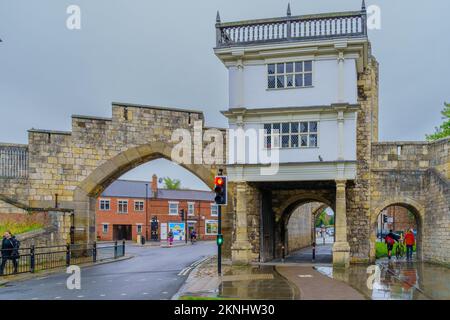 York, Großbritannien - 22. September 2022: Blick auf die Festung und das Tor der Walmgate Bar, Teil der Stadtmauern, mit Einwohnern und Besuchern, in York, North Yorkshire, Stockfoto