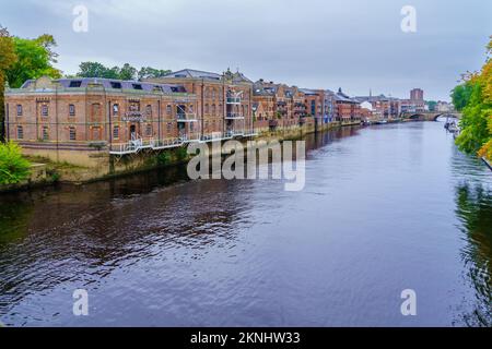 York, Großbritannien - 22. September 2022: Blick auf den Fluss Ouse mit alten Backsteingebäuden in York, North Yorkshire, England, Großbritannien Stockfoto