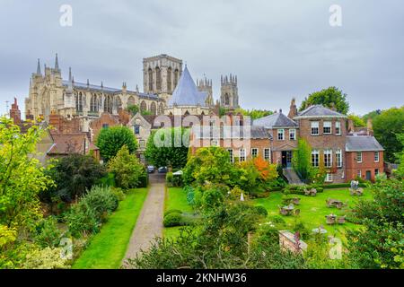 York, Großbritannien - 22. September 2022: Blick auf alte Backsteingebäude und das York Minster (Kathedrale und Metropolitical Church of Saint Peter) in York, Nord Stockfoto