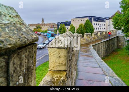 York, Großbritannien - 22. September 2022: Blick auf die Promenade der Stadtmauer mit Besuchern und öffentlichen Verkehrsmitteln in York, North Yorkshire, England, Großbritannien Stockfoto