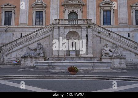 Rom, Italien - 22. September 2022 - Kapitolsplatz (Piazza del Campidoglio) auf dem Kapitolshügel an einem sonnigen späten Sommernachmittag Stockfoto