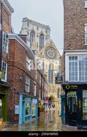 York, Großbritannien - 22. September 2022: Straßenblick mit dem York Minster, Einheimischen und Besuchern in York, North Yorkshire, England, Großbritannien Stockfoto