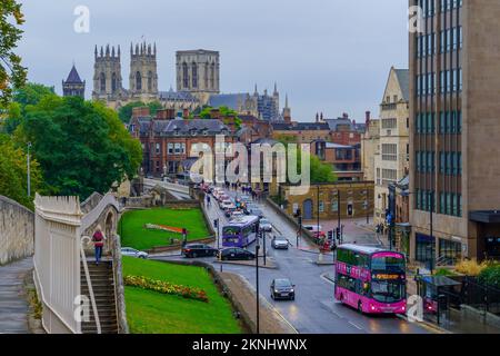 York, Großbritannien - 22. September 2022: Blick auf die Altstadt mit dem York Minster, Einheimischen, Besuchern und Nahverkehr in York, North Yorkshire, Engla Stockfoto