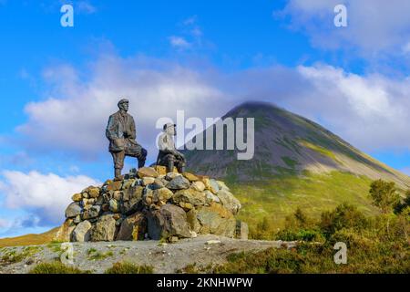 Sligachan, Vereinigtes Königreich - 29. September 2022: Blick auf die Collie- und MacKenzie-Statue und Landschaft in Sligachan, Isle of Skye, Innenhebriden, Schottland, Stockfoto