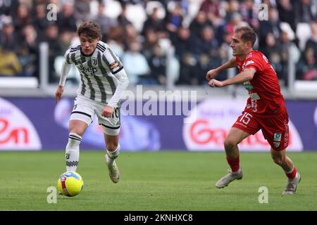 Turin, Italien, 27.. November 2022. Mattia Compagnon von Juventus tritt beim Spiel der Serie C im Allianz Stadium in Turin gegen Alberto De Francesco von Mantova an. Der Bildausdruck sollte lauten: Jonathan Moscrop/Sportimage Stockfoto