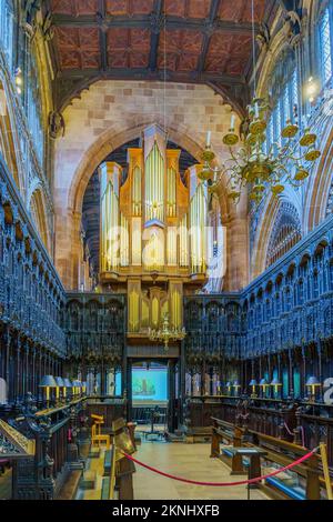 Manchester UK - 08. Oktober 2022: Innenansicht der Manchester Cathedral und ihrer Pipe Orgel in Manchester, England, Großbritannien Stockfoto