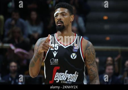 Jordan Mickey (Segafredo Virtus Bologna) während des italienischen Basketball-Meisterschaftsspiels Segafredo Virtus Bologna vs. NBB Happy Casa Brindisi - Bologna, 27. November 2022 im Sportpalast Paladozza Stockfoto