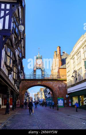 Chester, Großbritannien - 10. Oktober 2022: Blick auf das Eastgate, die Eastgate Clock und die historische Straße ROWS mit Einheimischen und Besuchern in Chester, Cheshire, eng Stockfoto