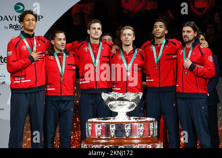 Malaga, Spanien, 27..11,2022. Team Kanada, L-R. Gabriel Diallo, Alexis Galarneau, Vasek Pospisil, Denis Shapovalov, Felix Auger-Aliassimen und Captain Frank Dancevic feiern am Sonntag, den 27. November 2022 in Malaga bei den Davis Cup Finals Australien gegen Kanada © Juergen Hasenkopf / Alamy Live News Stockfoto