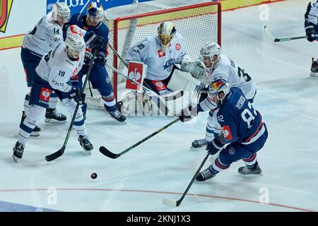 2022/23 Champions Hockey League | RB München gegen EV Zug. GENONI Leonardo (EV Zug EVZ30). STADLER Livio (EV Zug EVZ14). EHLIZ Yasin (EHC Red Bull Mün Stockfoto