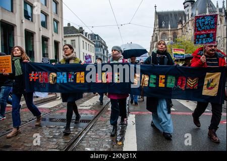 Demonstranten werden mit einem Banner gesehen, auf dem der Slogan der iranischen Proteste während der Demonstration geschrieben ist. Zum sechsten Mal in Folge fordern die von der Plattform Mirabal Belgium föderierten zivilgesellschaftlichen Verbände eine neue nationale Demonstration zur Bekämpfung der Gewalt gegen Frauen und zur Ermutigung der Behörden, ihre Verantwortung im Kampf gegen die Gewalt gegen Frauen in vollem Umfang wahrzunehmen. In Belgien sind seit 2017 152 Frauen gestorben, und im Jahr 2022 waren es bisher 20. Tausende von Menschen versammelten sich im Zentrum von Brüssel, um an diesem Tag ein starkes Signal an den elim zu senden Stockfoto