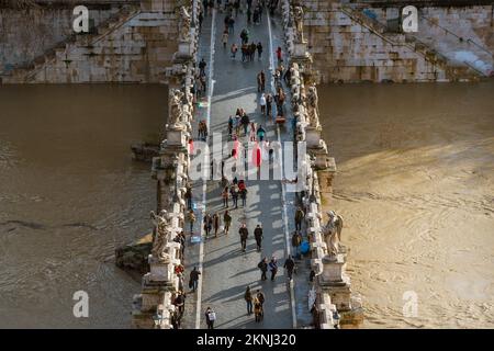 Winter in Rom. Römer und Touristen überqueren die berühmte Brücke Ponte Sant'Angelo während der Flut des Tiber Stockfoto