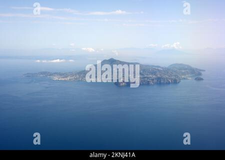 Ein Luftblick auf die Westseite der italienischen Insel Ischia und die Stadt Forio im Golf von Neapel, Phlegrean Inseln, Kampanien, Italien. Stockfoto