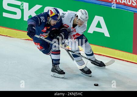 2022/23 Champions Hockey League | RB München gegen EV Zug. ALLENSPACH Dario (EV Zug EVZ28). DeSOUSA Chris (RB München RBM82) Stockfoto