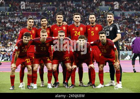 Al-Khor, Katar. 27.. November 2022. AL KHOR - Back Row (lr) Ferran Torres aus Spanien, Marco Asensio aus Spanien, Rodrigo Hernandez aus Spanien, Aymeric Laporte aus Spanien, Sergio Busquets aus Spanien, spanischer Torwart Unai Simon. Erste Reihe (l-r) Pedri von Spanien, Daniel Olmo von Spanien, Dani Carvajal von Spanien, Pablo Gavira von Spanien, Jordi Alba von Spanien während des FIFA-Weltmeisterschafts-Katar-2022-Spiels Gruppe E zwischen Spanien und Deutschland im Al Bayt-Stadion am 27 2022. November in Al Khor, Katar. AP | niederländische Höhe | MAURICE OF STONE Credit: ANP/Alamy Live News Stockfoto