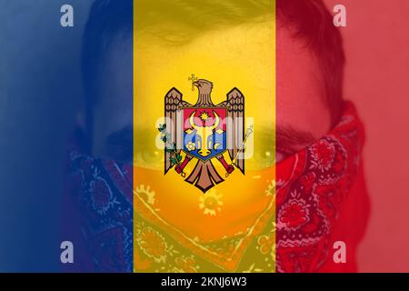 Unschärfe-Proteste in Moldawien. Moldawien Flagge gemalt auf Mann Gesicht Porträt Hintergrund. Kraft, Macht, Protest und Schlagkraft. Russland-Krieg. Weltkrise Stockfoto