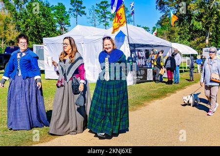 Beim Celtic Music Festival und den Scottish Highland Games am 13. November 2022 in Gulfport, Mississippi, kommen Besucher an Verkaufsständen vorbei. Stockfoto