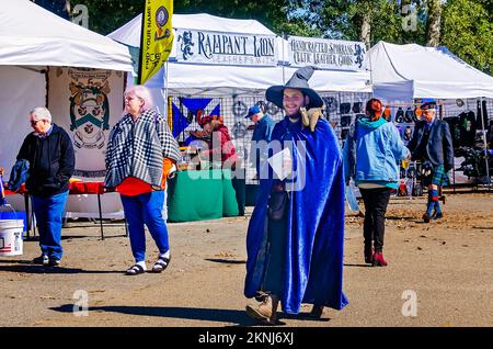 Beim Celtic Music Festival und den Scottish Highland Games am 13. November 2022 in Gulfport, Mississippi, kommen Besucher an Verkaufsständen vorbei. Stockfoto