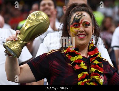 Al-Khor, Katar. 27.. November 2022. Deutscher Fan beim FIFA-Weltmeisterschaftsspiel 2022 im Al Bayt Stadium, Al Khor. Der Bildausdruck sollte lauten: David Klein/Sportimage Credit: Sportimage/Alamy Live News Stockfoto