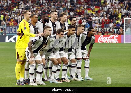 Al-Khor, Katar. 27.. November 2022. AL KHOR - Hinterreihen (lr) Deutschland Torwart Manuel Neuer, Thilo Kehrer aus Deutschland, Antonio Rudiger aus Deutschland, Niklas Sule aus Deutschland, Leon Goretzka aus Deutschland, Ilkay Gundogan aus Deutschland. Erste Reihe (l-r) David Raum aus Deutschland, Thomas Muller aus Deutschland, Jamal Musiala aus Deutschland, Joshua Kimmich aus Deutschland, Serge Gnabry aus Deutschland während des FIFA-Weltmeisterschafts-Katar-2022-Spiels Gruppe E zwischen Spanien und Deutschland im Al Bayt-Stadion am 27. November 2022 in Al Khor, Katar. AP | niederländische Höhe | MAURICE OF STONE Credit: ANP/Alamy Live News Stockfoto