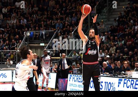 Bologna, Italien. 27.. November 2022. Marco Belinelli (Segafredo Virtus Bologna) während des italienischen Basketballspiels Segafredo Virtus Bologna vs.. NBB Happy Casa Brindisi - Bologna, 27. November 2022 im Paladozza Sportpalast Credit: Independent Photo Agency/Alamy Live News Stockfoto